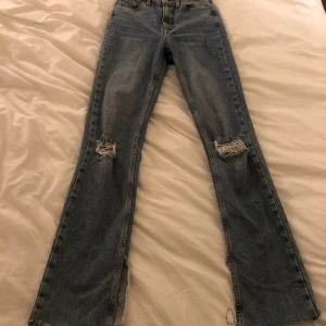 Zara Jeans  - Highwaist jeans me hål på knäna och bootcut. Använt ett få tal gånger. Jeansen är inte slitna och har inga hål eller fläckar. 