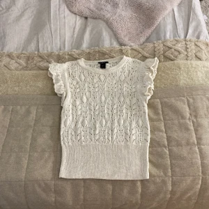 beige sommar topp💌 - super söt stuckad topp, använd ett fåtal gånger❣️❣️pris kan diskuteras❣️