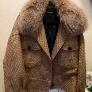 meotine jacka  - säljer mina beiga meotine jacka strl s/m i fint använt skick, en knapp har lossnat lite (se bild) men det går enkelt att sy dit men därav pris ❤️ tar bara swish!