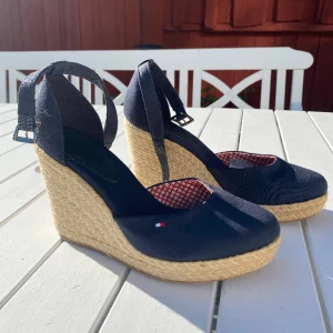 Tommy Hilfiger sandaletter - Sandaletter från Tommy Hilfiger i storlek 39. Använda 1 gång, fint skick. 
