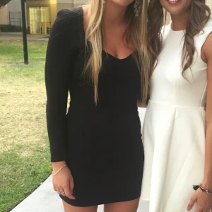 Svart snygg klänning - Den perfekta lilla svarta 🖤 snygg urringning, blixtlås i ryggen 