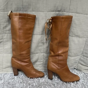 Supersnygga stövlar i skinn  - Säljer dessa supersnygga stövlar i äkta skinn. Säljer då de är för små för mig. De är i storlek 4 vilket motsvarar storlek 37, men de är rätt små i storleken så skulle säga att de är som 36:or🩷