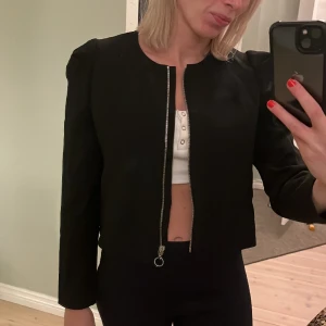 Supersöt kostymjacka från Zara woman - I strl L men passar även en M!  