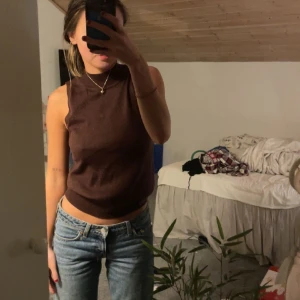 Halterneck topp - Super fin topp från esprit perfekt till både vardags och fest❤️‍🔥använd ett fåtal gånger! Den är brun röd❤️‍🔥