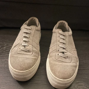 Arigato skor - Säljer mina fina Arigato skor pga att jag inte använder dem numera ✨ Dem är inte använda mycket, Max 10 gånger. I storlek 38,5🤩, nypris är 2499kr mitt pris 950kr eller bud💞