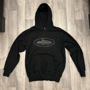 Corteiz Helsvart Hoodie - Säljer min Corteiz hel svart hoodie som jag använt en liten bit under hösten. Hoodien är skön och passar mycket och passformen är lite oversized. Den passar S och M perfekt. Skriv vid frågor!