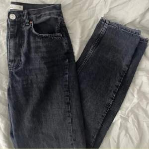 Jeans från Gina tricot, har använt i två år. Säljer pga för små, ganska slitna