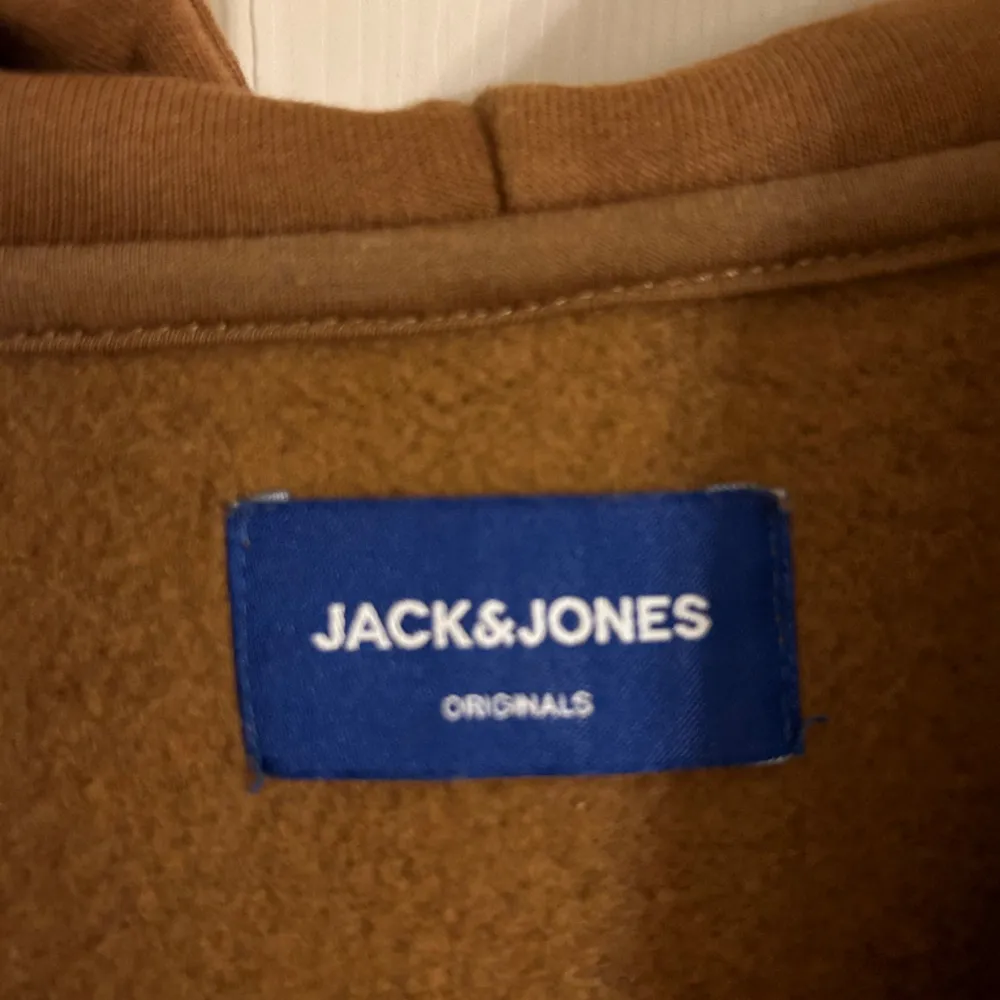 Brun hoodie från jack&jones. Säljer för jag inte använder längre. Jättebra skick utan skador eller fläckar.. Hoodies.