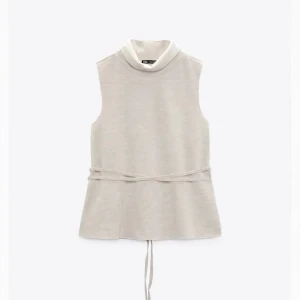 Stickad topp med knytning  - Fin stickad topp med snöre runt midjan, oanvänd med prislappen kvar!💕