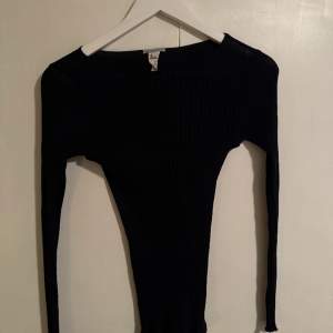 Fin marinblå tröja från intinmissimi💞 Storlek M men passar S/xs också då den är stretchig 🥰 250kr/bud💞 Kan skickas 💕 Fler bilder går att få