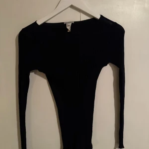 Intimissimi tröja - Fin marinblå tröja från intinmissimi💞 Storlek M men passar S/xs också då den är stretchig 🥰 250kr/bud💞 Kan skickas 💕 Fler bilder går att få