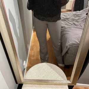 Kostymbyxor  - Samma modell som de svarta kostymbyxorna på föregående bild!!! Knappt använda och superfina!!!⭐️⭐️