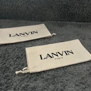 Lanvin Dustbag  - Säljer nu 2 lanvin Dustbags. En kostar 200 eller köp Båda för 350 och få mer ett par helt nya svarta lanvin sko snören. Bild på dem kom privat. Fraktar spårbart via postnord eller möts upp i Stockholm 📦