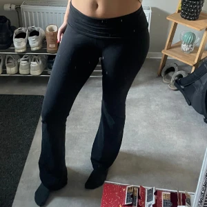 Yoga pants  - Säljer ett par yoga pants från Victoria secret💕 Byxorna är i storlek M men skulle säga att de passar för någon som har S med❤️ Jag är 170cm lång