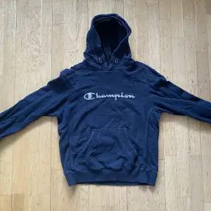 Marinblå Champion hoodie i gott skick🌟