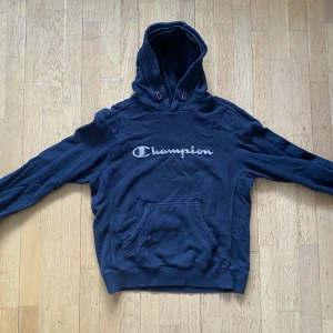 Champion hoodie - Marinblå Champion hoodie i gott skick🌟