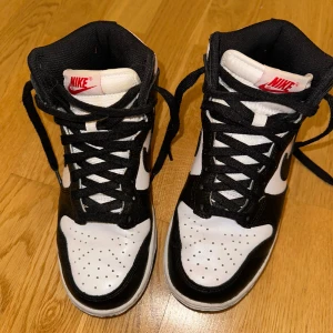 Jordan dunks panda high  - Säljer mina jordan dunks som är in princip helt nya pågrund av ingen användning som helt ny i skick köptes för 1500 säljer för 500 då jag vill få bort dem