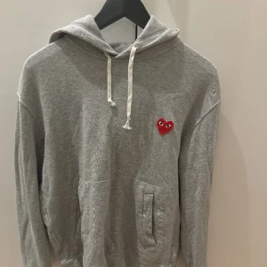 Comme des garcons hoodie - CDG / Comme des garcons hoodie i grå färg i storlek Medium  Passar S & M