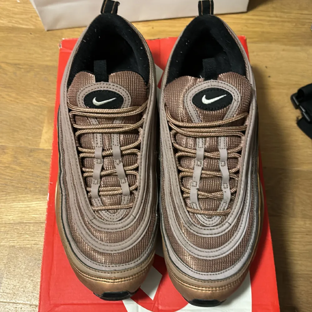 Nike air Max 97 Desert dust storlek 42. Använda men i gott skick. Låda medföljer!. Skor.