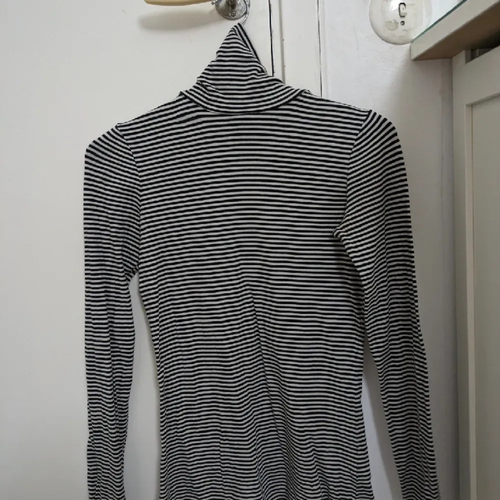 En svartvit randning tröja med krage från H&M i storlek S Pris 99kr ☺️. Toppar.