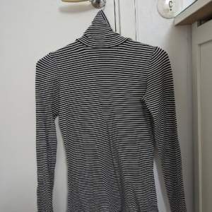 En svartvit randning tröja med krage från H&M i storlek S Pris 99kr ☺️
