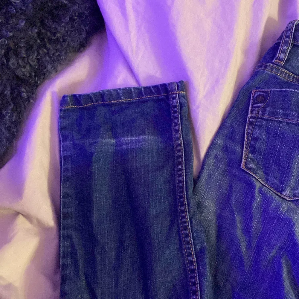 Säljer mina favorit Lågmidjade jeans så sjukt snygga köpta för 1100 mitt pris: 350. Jeans & Byxor.