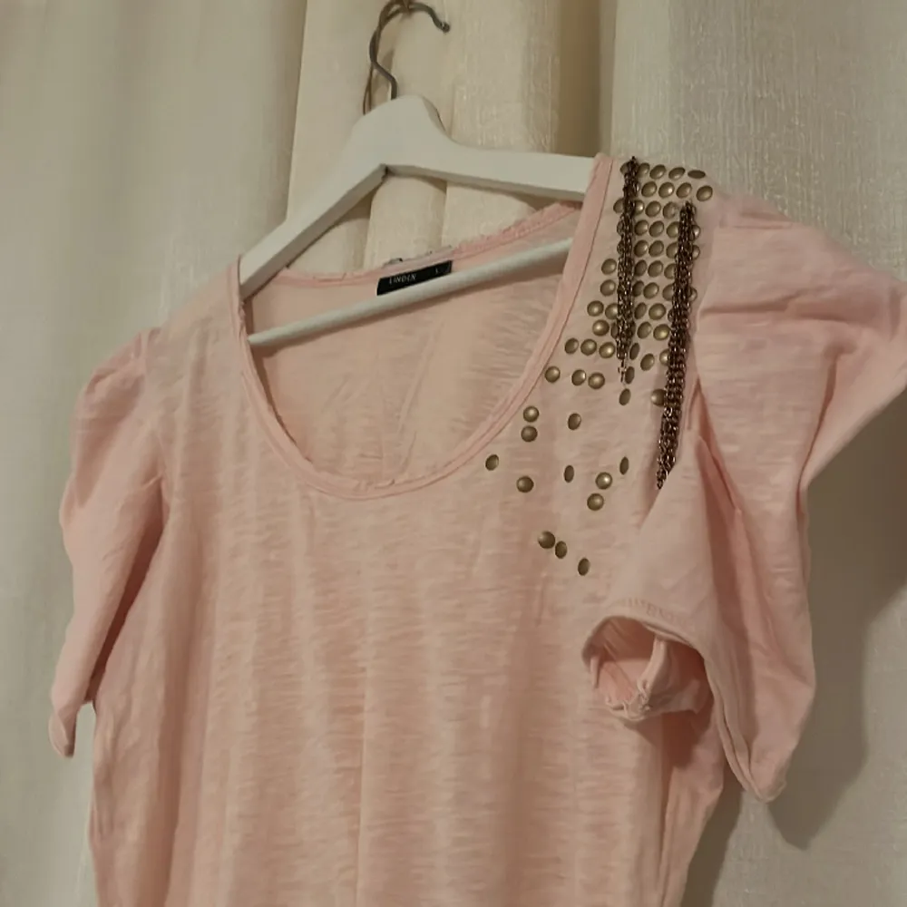 Säljer denna jätte fina glittriga rosa volang T-shirt klänning med coola detaljer vid axeln. Den är perfekt till massa tillfällen, pris går att diskuteras. Kan mötas vid diskuteras plats ❣️. Klänningar.