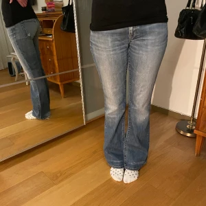 Lågmidjade jeans  - Fina lågmidjade utsvängda jeans från Gap, säljer pga för små på mig☺️Hon på bilden har storlek s/36 i jeans och är 168cm lång. Kontakta gärna ang midjemått osv💓