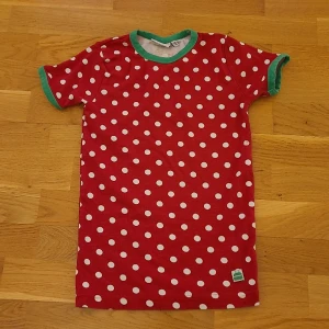 Tshirt  - Tshirt från KAXS (kappahl) i storlek 122/128. I nyskick. Köparen står för frakten 💕