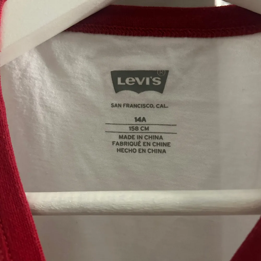 En vit Levis t-shirt köpt för 399kr. Använd ett par gånger. Men fortfarande bra skick. Storlek 158cm men passar XS❤️. Tröjor & Koftor.