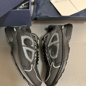 Dior b30 - 10/10, helt nya, skriv för mer frågor