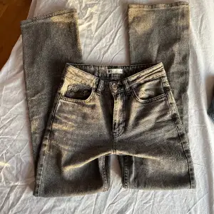 Mid waist bootcut jeans från Gina tricot!🙌🏼 Säljer för att dem tyvärr inte passar längre💞Dem är i super bra skick!