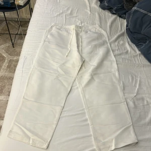 Linnebyxor  - Linnebyxor från H&M. Storlek M men dem är för stora i midjan för mig men är bra på längden. Knappt använda. Frakten betalar köparen själv 