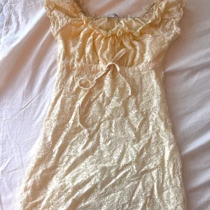 crämig klänning - Säljer denna jättefina krämiga klänningen som var köpt på yesstyle💗Köparen står för frakt🫧  Storleken på klänningen står M men jag skulle säga att den snarare passar bättre på S-XS🎀 tar endast swish!💗 