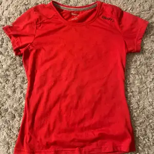 Röd tshirt från craft som är i bra skick, såljer då jag inte passar i rött, storlek s men passar xs