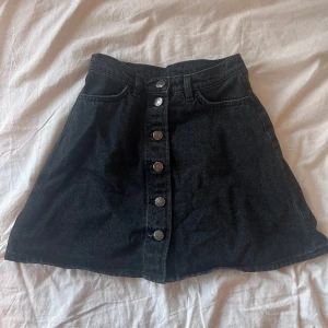 Svart kjol - Monki - storlek 34🫧 köparen står för frakt om detta väljs, möts annars gärna upp i göteborg😊