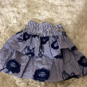 Superfin Holy white kjol  - Så härlig sommar kjol! Notera att jag köpte den i storlek M men har sytt om den ganska litet . Skulle säga att storleken är xxs-xs funkar på mig som 14 åring eftersom den är stretchig