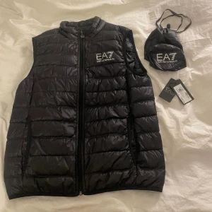 Emporio Armani väst - Denna väst är från Emporio Armani och är i storlek M. Plagget är i princip nytt men säljs då västen inte kommer till andvänding. Prislapp och tillhörande påse finns! Nypris - 1649 kr!  Pris är diskuterbart!