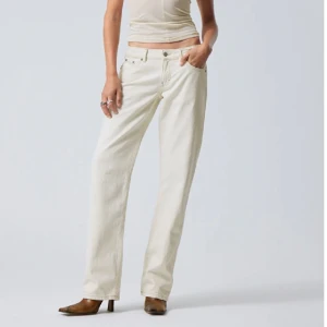 Weekday jeans  - säljer mina weekday jeans i stl 28/34 vilket också modellen har på sig. Köptes i höstas men endast använda fåtal ggr pga att de är stora. Modellen är 173cm lång. 