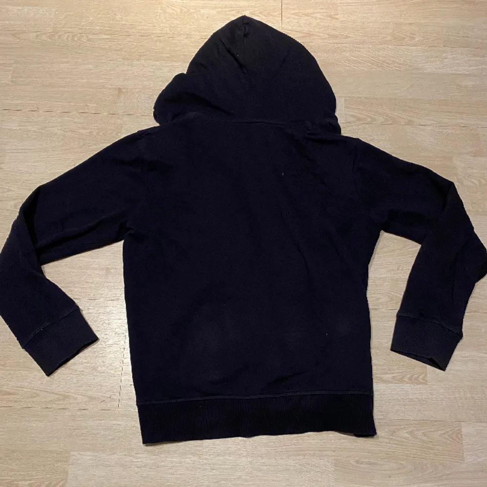 Säljer en snygg zip hoodie som inte används. Dragkedjan krånglar lite.  Kolla även in mina andra annonser 🤩  Postas inom 48h📦📩. Hoodies.