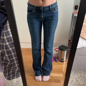 bootcut jeans - säljer dessa low/mid rise jeans från esprit då dem inte kommer till användning. slitningar bild 3. midjemått rakt över 39cm, innerben 84-85cm. skriv för bild hur dem ser ut bak! storlek 27/34. nypris 700💞💞