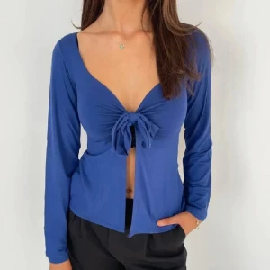 Maddy Blouse Design by Si - Säljer min blåa Maddy Blouse från Design by Si! Som ny! Endast använd på nyår 💋 Andra bilden är min! // använd gärna köp nu! GRATIS FRAKT!!