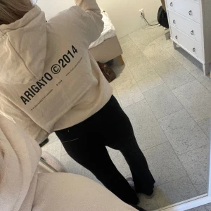 Axel Arigato hoodie - Axel Arigato hoodie använd två gånger i storlek  L men är ganska liten i storleken så sitter som en S!