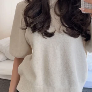 Beige kortärmad stickad tröja - Använd 2 gånger men den har inga defekter, köptes från vero moda, jätte skön och snygg nu till hösten och vintern, 1 bilden har jag vikt upp armen och 2 bilden är hur ärmen ser vanligtvis ut, köparen står för frakten 