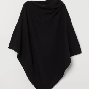 Svart poncho från H&M  - Sparsamt använd så I mkt fint skick.  Storlek onesize.  Har rökfritt hem men har hund.  Skickar alltid spårbart. 