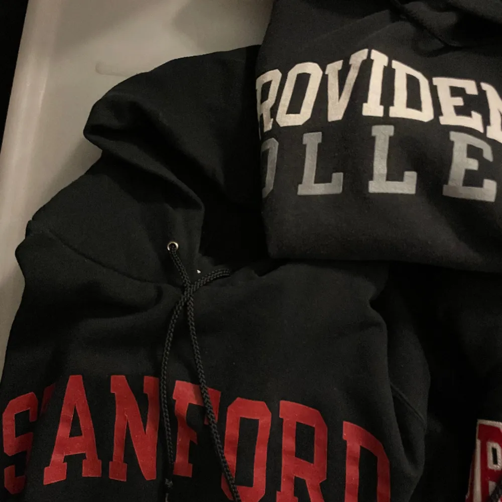 Säljer tre stycken vintage champion hoodies i bra skick! Köp alla för 500kr💓. Hoodies.