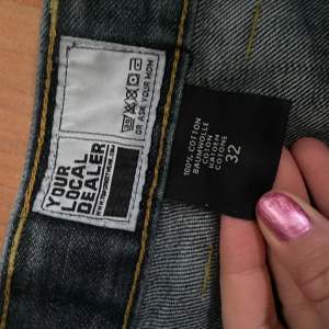 As snygga jeans som inte kommer till andvöndning längre är öppen mot byten av andra stora jeans 