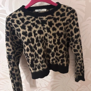 Leopard tröja - Säljer denna mysiga leopardstickade tröjan från nakd. Kommer inte till användning längre. 💕