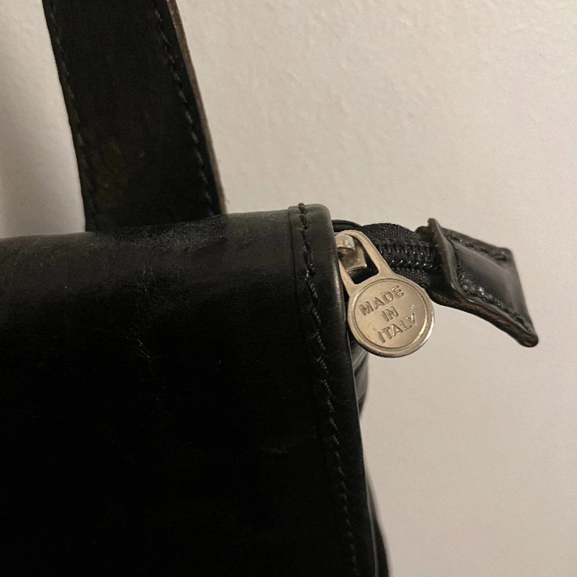 svart läderväska - 90