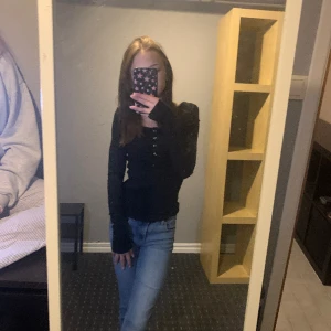 Långärmad tröja - Fint skick med några knappar